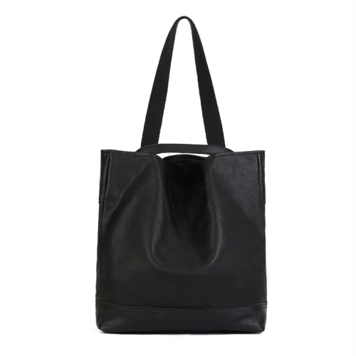 Fermeture éclair arrière d'emballages en cuir noir sur les sacs à bandoulière pour faire du shopping